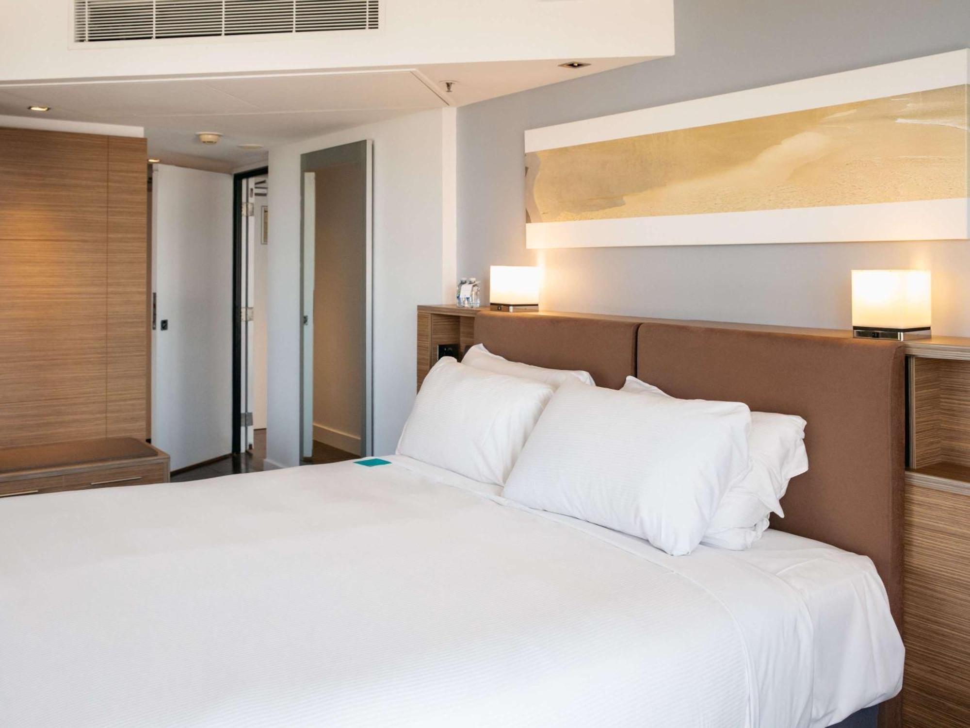 Sofitel Gold Coast Broadbeach מראה חיצוני תמונה A bedroom in a hotel