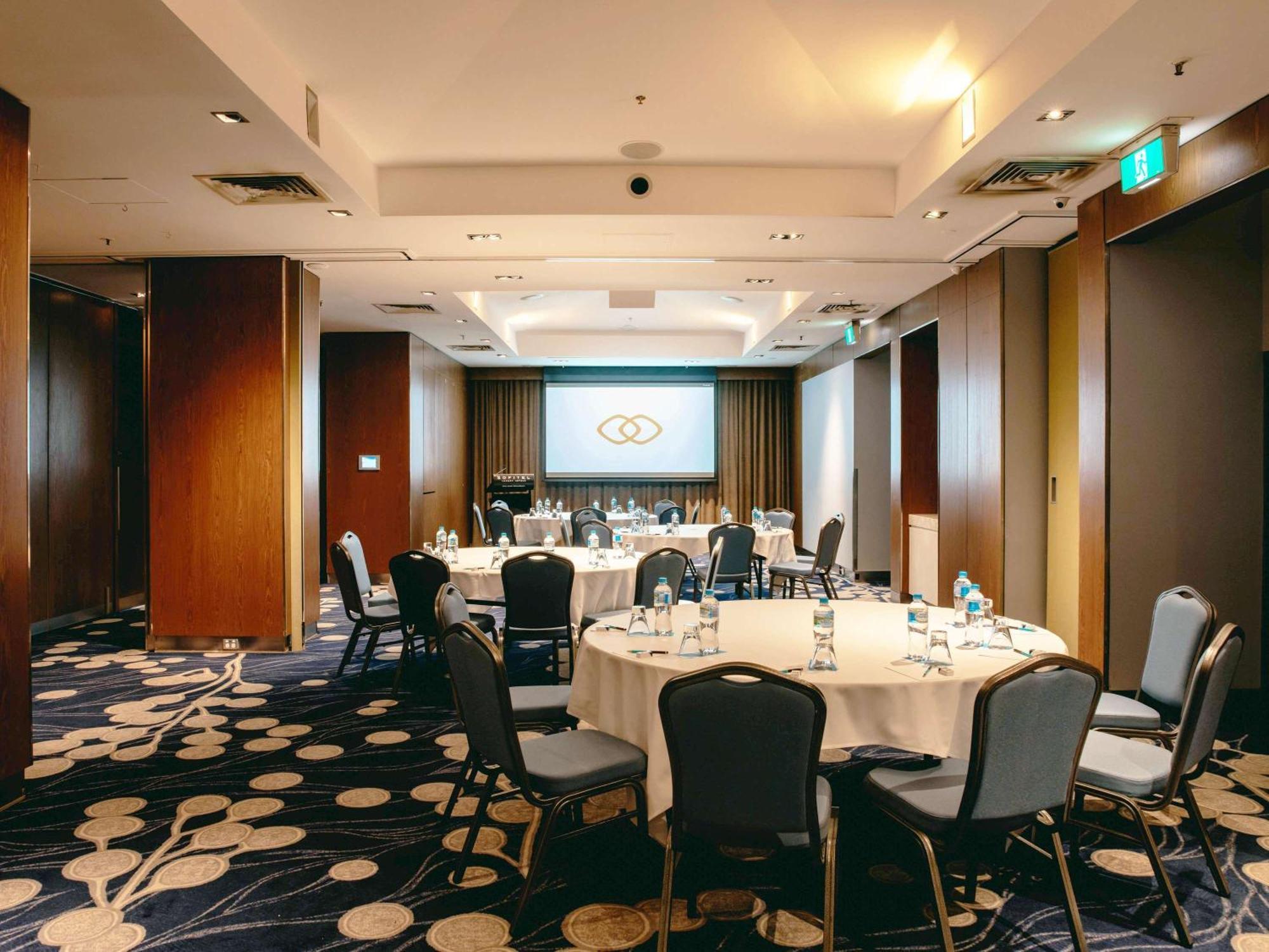 Sofitel Gold Coast Broadbeach מראה חיצוני תמונה Meeting room at the hotel