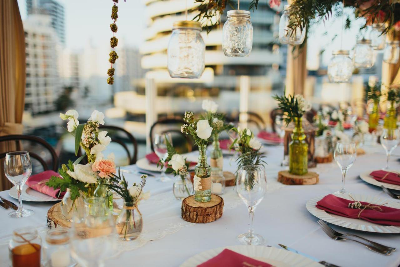 Sofitel Gold Coast Broadbeach מראה חיצוני תמונה Wedding reception at the rooftop of the Hotel Indigo San Diego